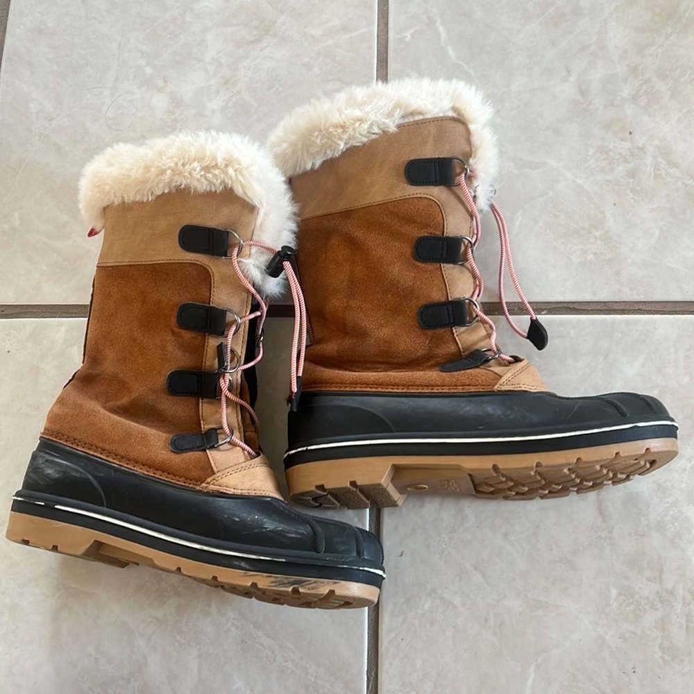 Kids size 5 winter snow boots insulated Cat & Jack suede with fur women’s 7